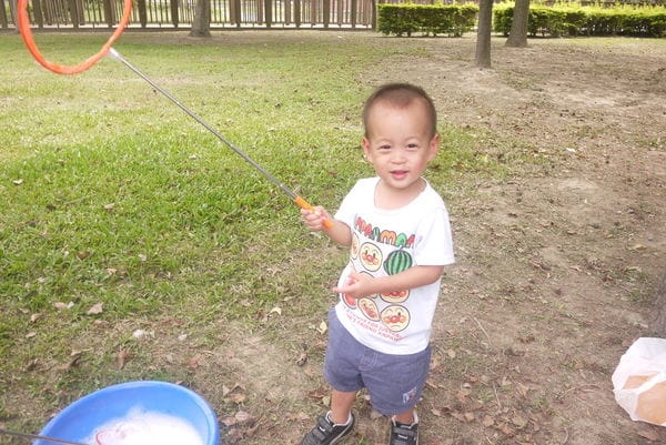 【親子育兒.一起玩泡泡吧!】*【泡泡奇蹟】*親子活動,只要有爸媽陪伴,簡單玩泡泡,就很開心喔!