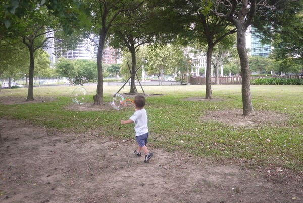 【親子育兒.一起玩泡泡吧!】*【泡泡奇蹟】*親子活動,只要有爸媽陪伴,簡單玩泡泡,就很開心喔!