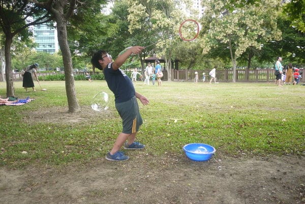 【親子育兒.一起玩泡泡吧!】*【泡泡奇蹟】*親子活動,只要有爸媽陪伴,簡單玩泡泡,就很開心喔!