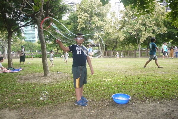 【親子育兒.一起玩泡泡吧!】*【泡泡奇蹟】*親子活動,只要有爸媽陪伴,簡單玩泡泡,就很開心喔!