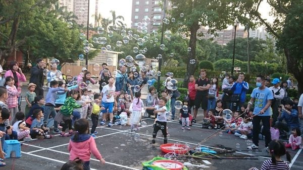 【親子育兒.一起玩泡泡吧!】*【泡泡奇蹟】*親子活動,只要有爸媽陪伴,簡單玩泡泡,就很開心喔!