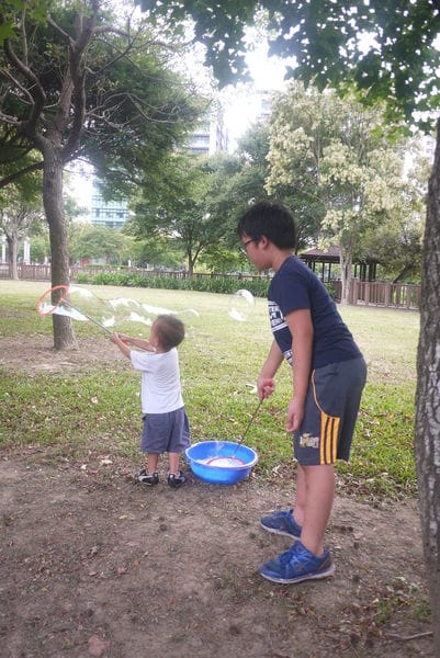 【親子育兒.一起玩泡泡吧!】*【泡泡奇蹟】*親子活動,只要有爸媽陪伴,簡單玩泡泡,就很開心喔!