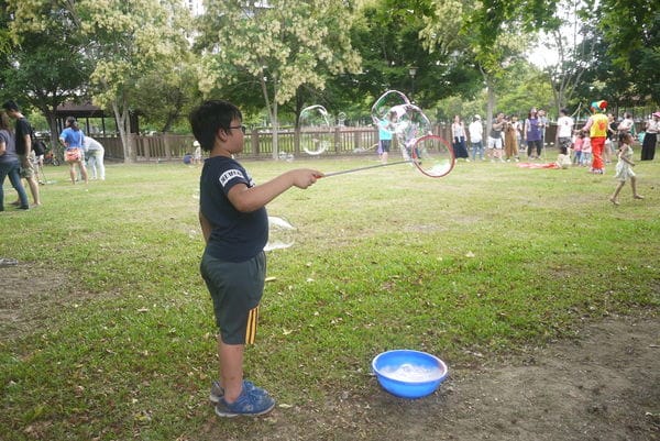 【親子育兒.一起玩泡泡吧!】*【泡泡奇蹟】*親子活動,只要有爸媽陪伴,簡單玩泡泡,就很開心喔!