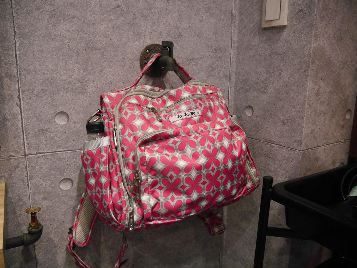 景安洗髮護髮按摩推薦,美髮師薇安 -在細節上很用心,包包竟然能這樣放 水管風格設計.jpg